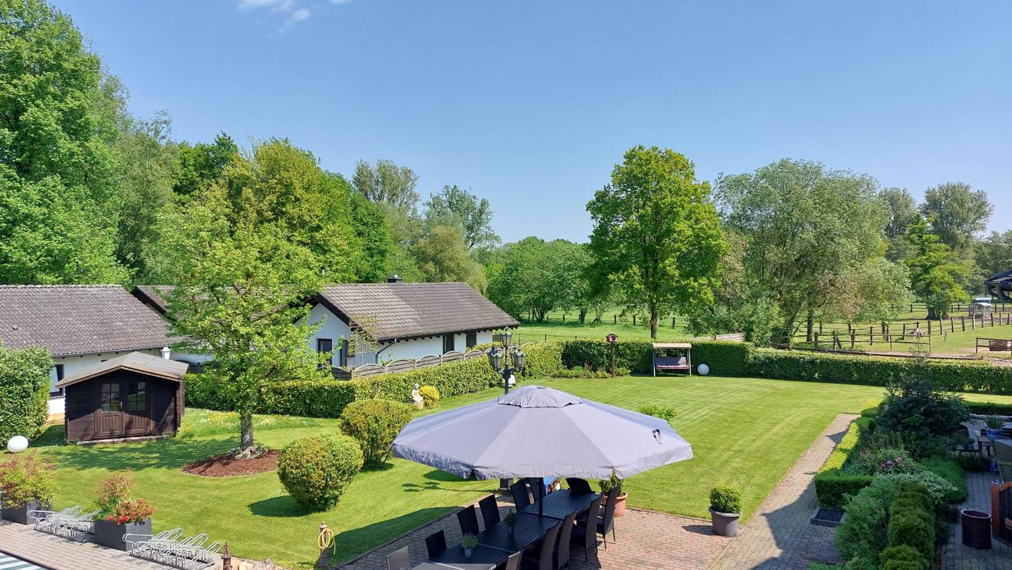 Landhotel Linden Am Venekotensee Niederkruechten Exterior photo
